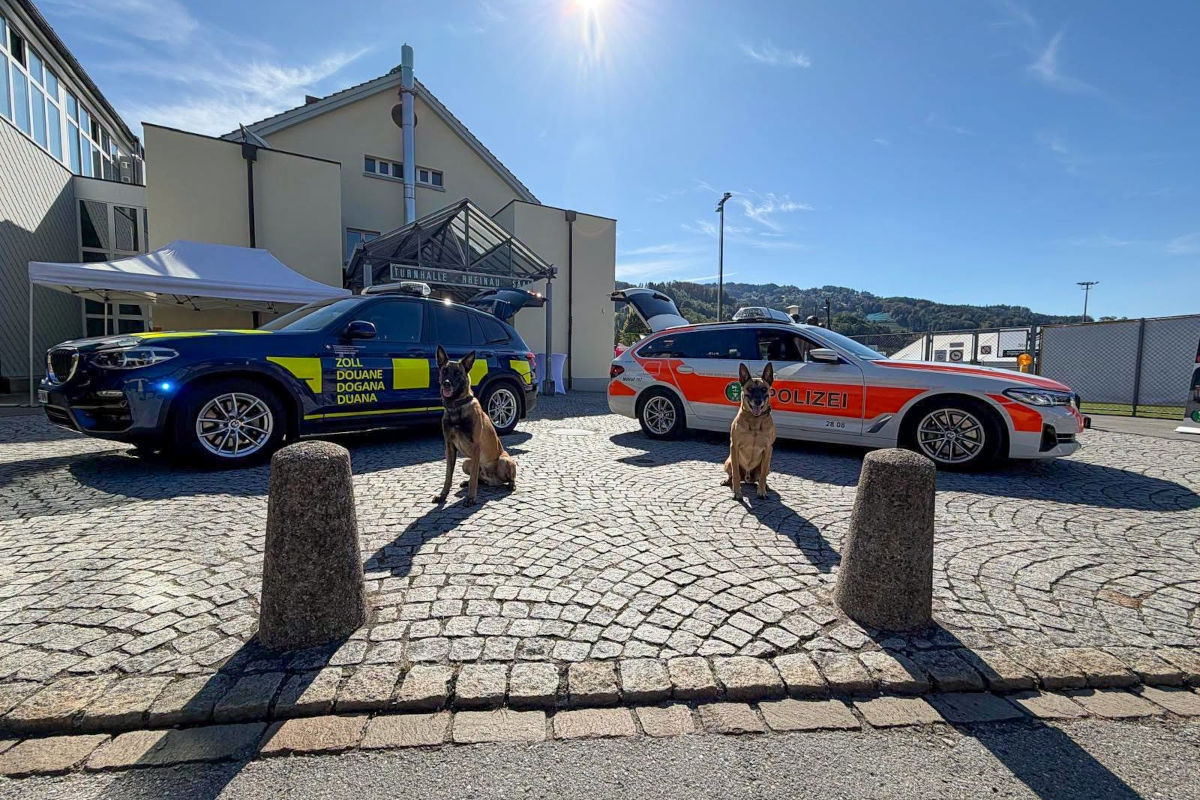 Auch die Polizeideinsthunde waren beim Feuerwehr-Jubiläum mit dabei.