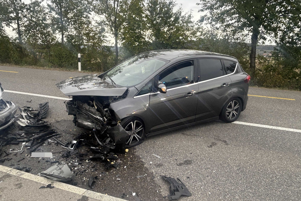 Bei dem Unfall wurden vier Personen verletzt.
