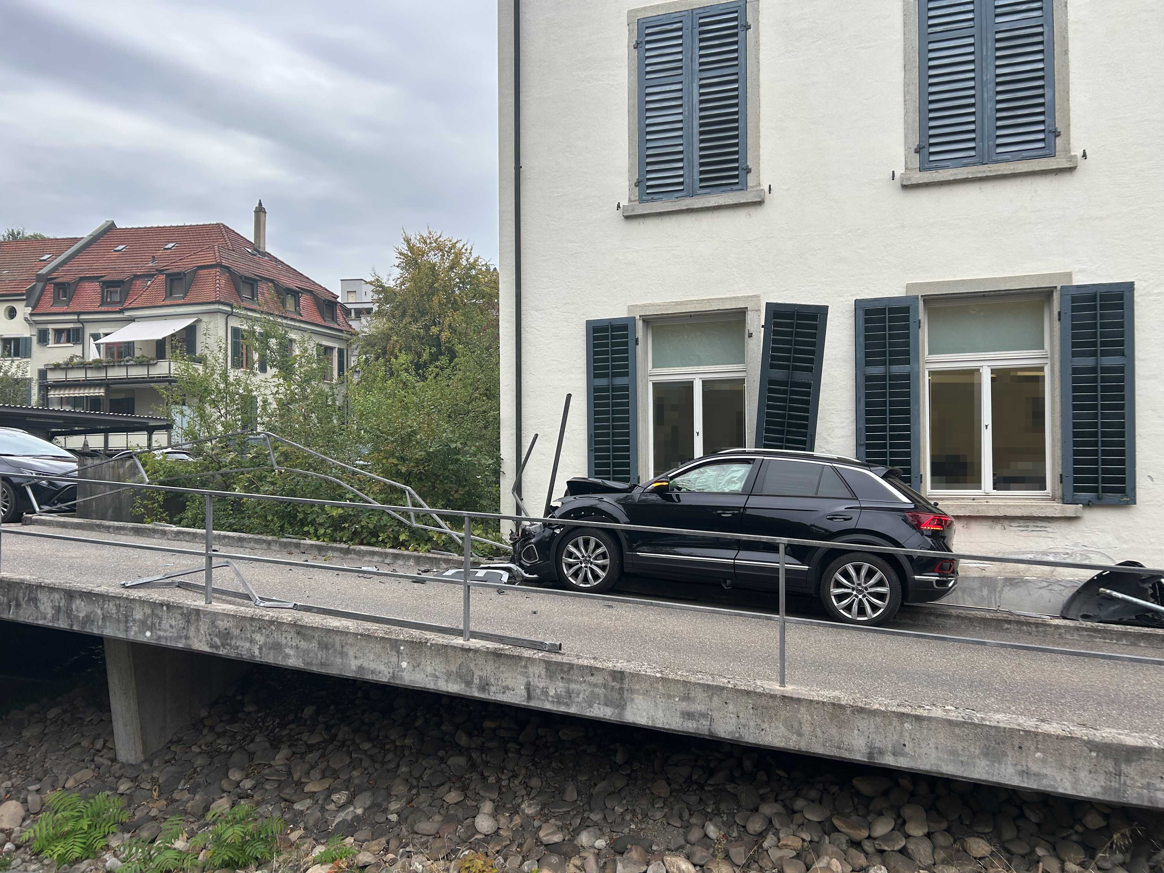 Mit dem Auto gegen die Hausfassade geprallt