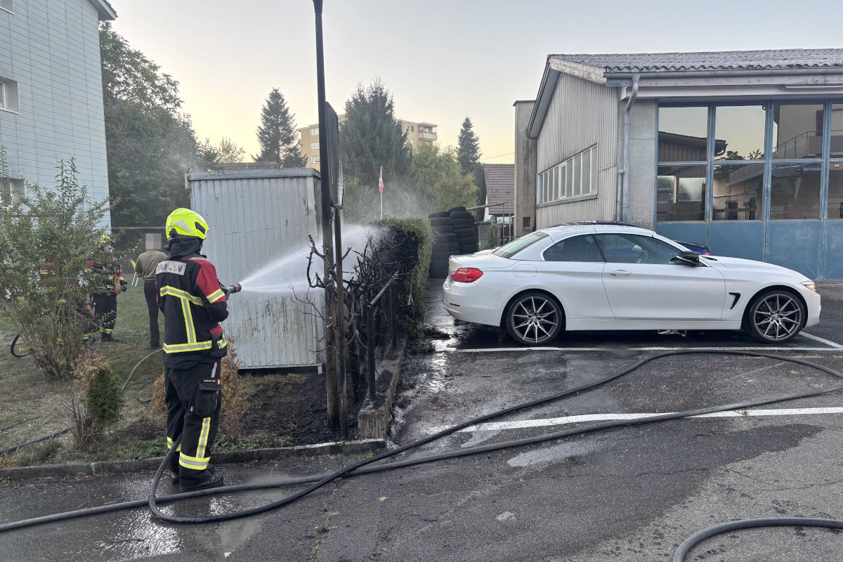 Auch ein parkierter BMW wurde durch die Flammen beschädigt.