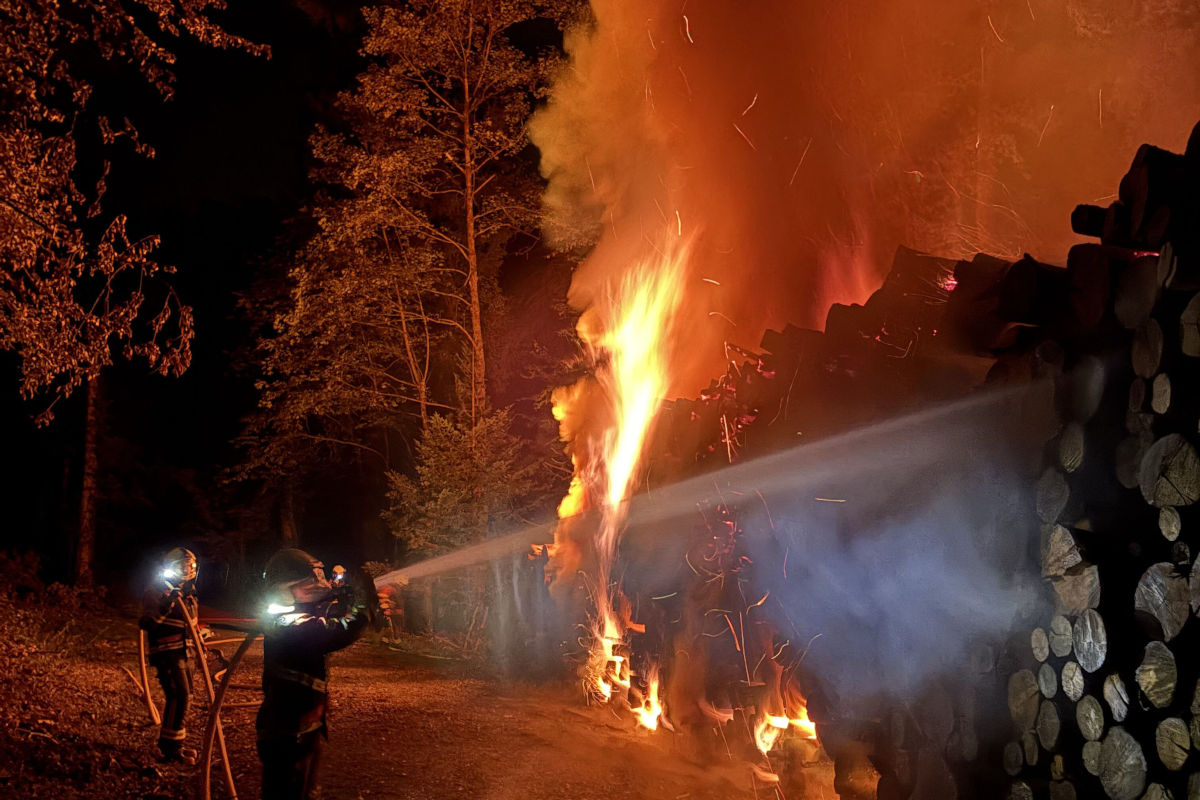Die Feuerwehr war bis in die Morgenstunden mit Löscharbeiten beschäftigt.