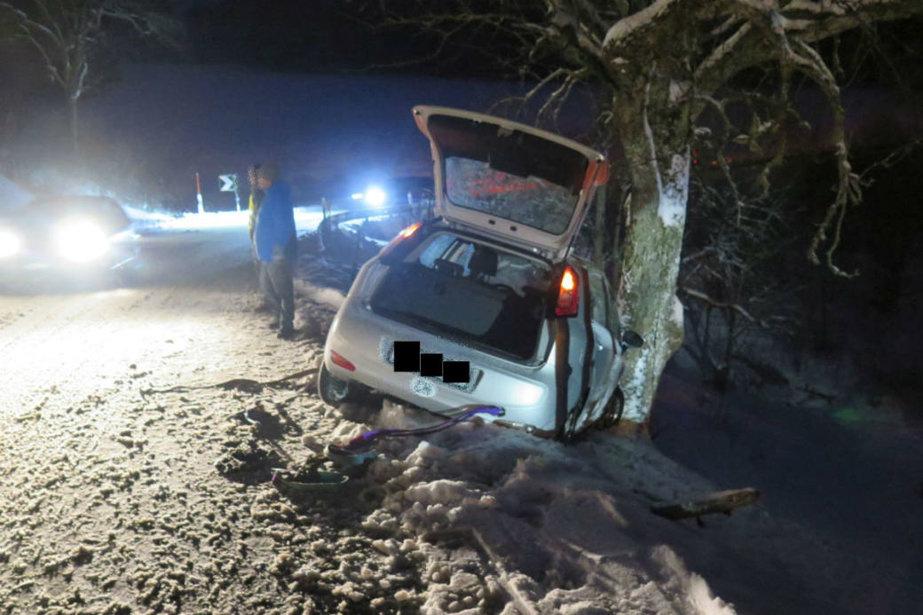 Fiat rutscht ab der Strasse.