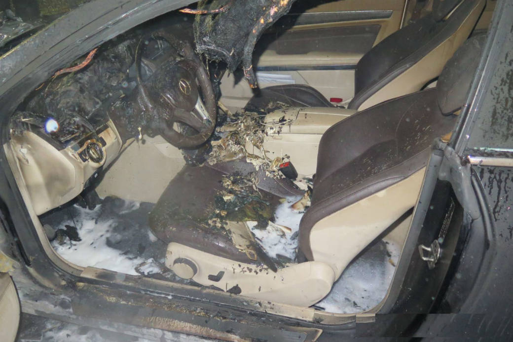 Das Auto brannte komplett aus.