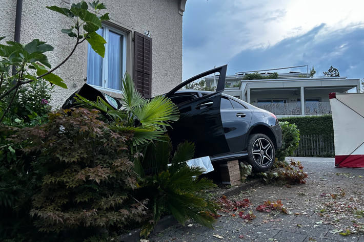 Das Auto prallte beim Unfall in eine Hausmauer.