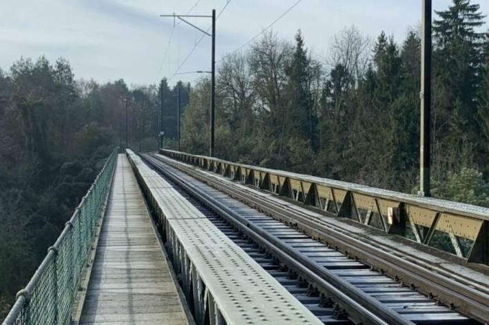 Die Sanierungsarbeiten an der Thurbrücke in Ossingen ZH dauern an