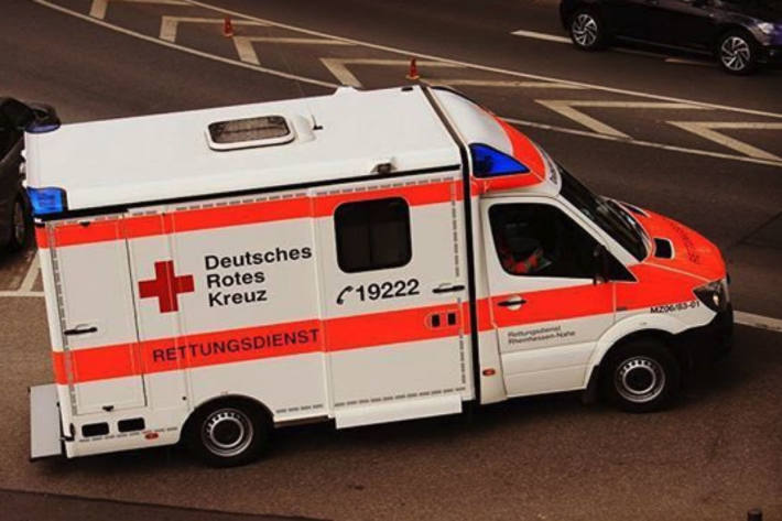 Schwerer Verkehrsunfall zwischen Rettungswagen und PKW in Schwerin (Symbolbild)