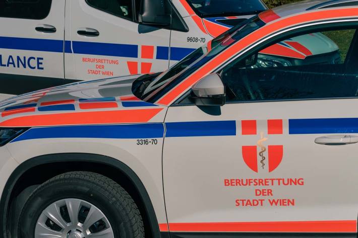 Bei dem Unfall wurde die 37-jährige Beifahrerin verletzt, sie musste in einem Spital in Wien behandelt werden (Symbolbild)