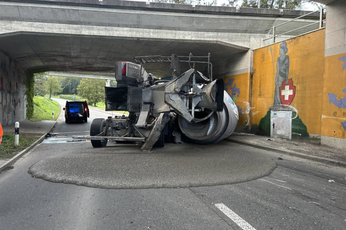 Der Betonmischer erlitt beim Unfall einen Totalschaden.