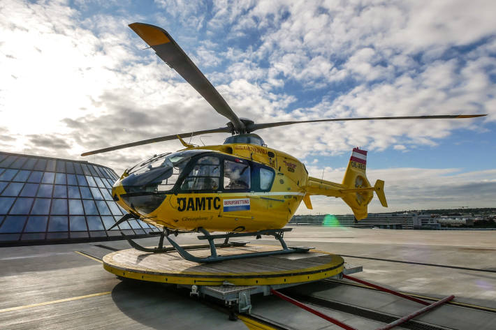  Der Mann musste vom Rettungshubschrauber mit Verletzungen unbestimmten Grades ins Landeskrankenhaus Bregenz geflogen werden (Symbolbild)