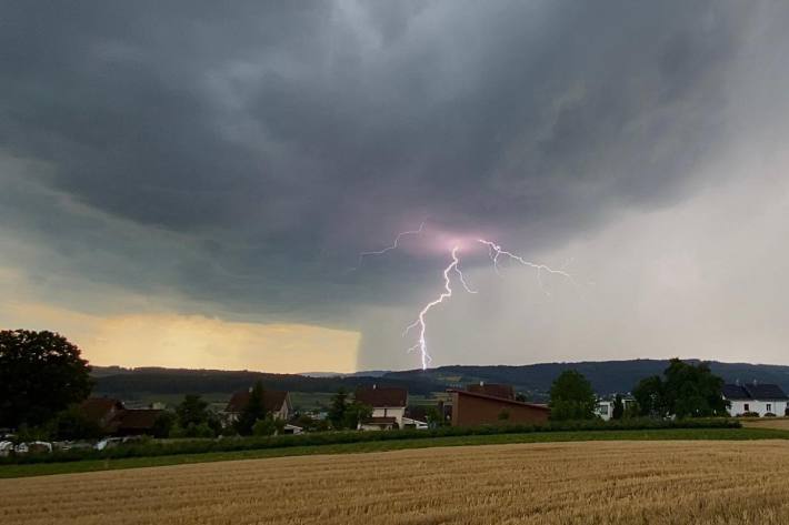 Heftige unwetterartige Gewitter in weiten Teilen Deutschlands zu erwarten.