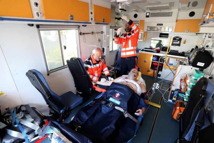 Der Mann war zu keinem Zeitpunkt ansprechbar und wurde schwer verletzt ins Salzkammergut Klinikum Vöcklabruck eingeliefert (Symbolbild)