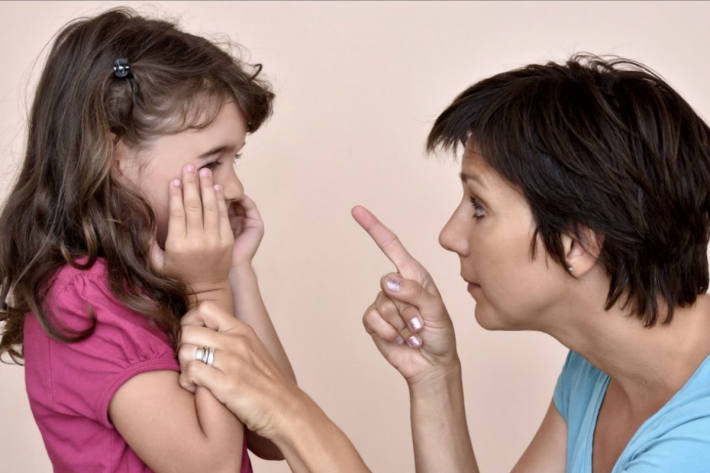 Eine Frau soll vom Stühlinger Kirchplatz kommend ein 8- bis 10-jähriges Kind an der Hand hinter sich hergezerrt und beschimpft haben (Symbolbild)