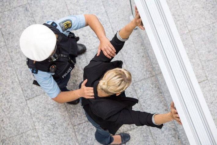 Ein 26-jähriger Mann griff in Bretten Polizeibeamte während einer Kontrolle unvermittelt an (Symbolbild)