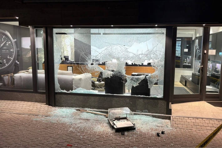 Die Einbrecher schlugen das Schaufenster der Bijouterie an der Bahnhofstrasse ein.