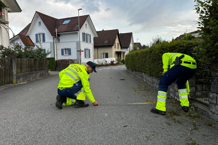 Polizisten der Kantonspolizei Aargau untersuchen die Unfallstelle.