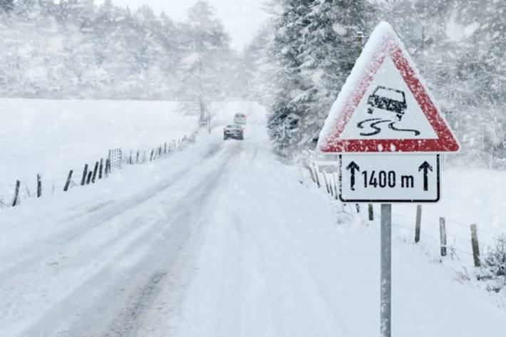 Von Oktober bis Ostern gehören intakte Winterreifen aufs Auto (Symbolbild)