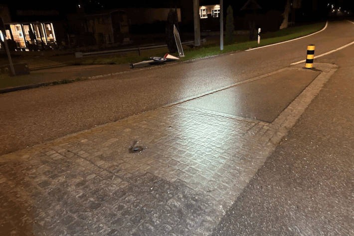 Die Polizei vermutet, dass die Signaltafel mit einem Opel Insignia umgefahren wurde.