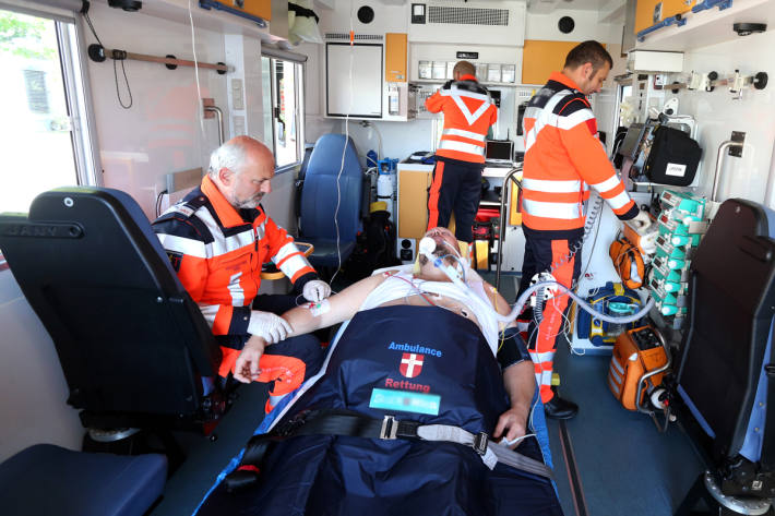 Durch Feuerwehr und Rettungsdienst wird der Schwerverletzte befreit und in das Alfelder Krankenhaus zur weiteren Behandlung gebracht (Symbolbild)