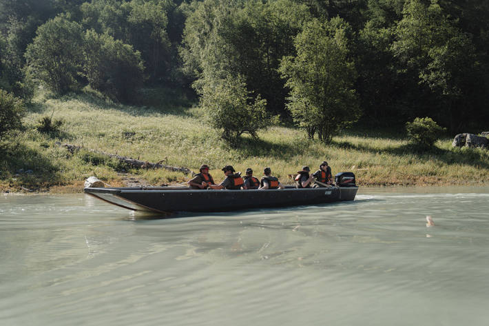 Die Truppen sind mit Pontonbooten auf dem See unterwegs.