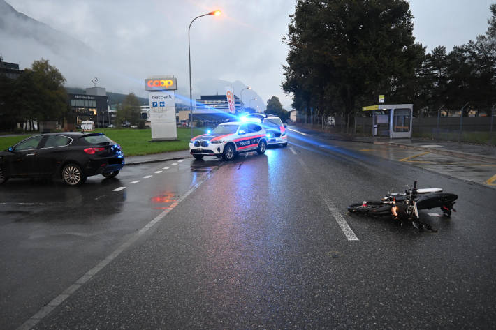 Die Motorradfahrerin verletzt sich beim Unfall.