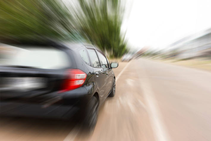 Symbolbild rasendes Auto