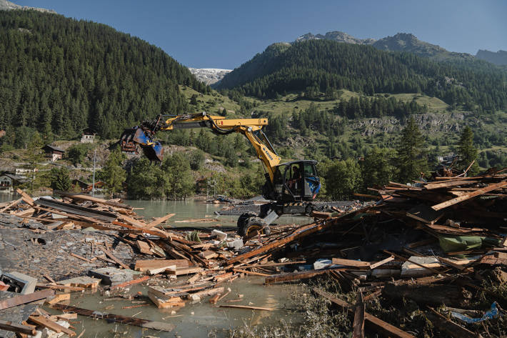 Schwemmholz und Trümmer auf dem durch den Bergsturz vom 28. Mai 2025 neu gebildeten See wird entfernt.