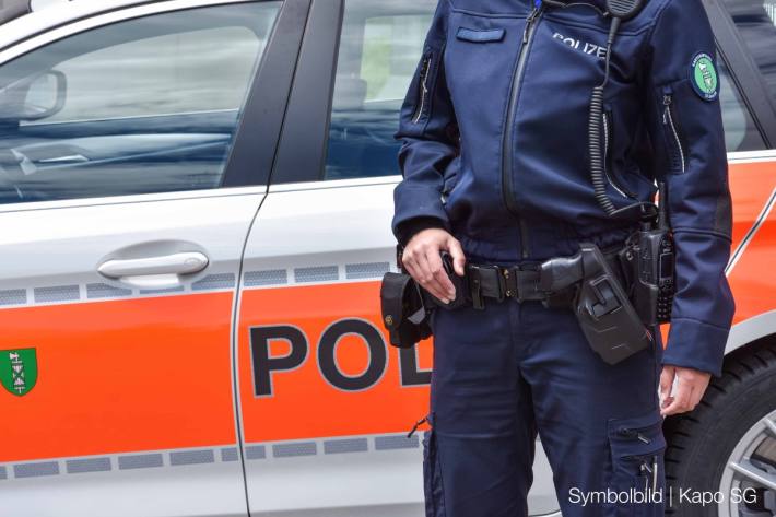 In Kriessern SG ist ein Mann auf einen Polizist und eine Polizistin losgegangen. (Symbolbild)