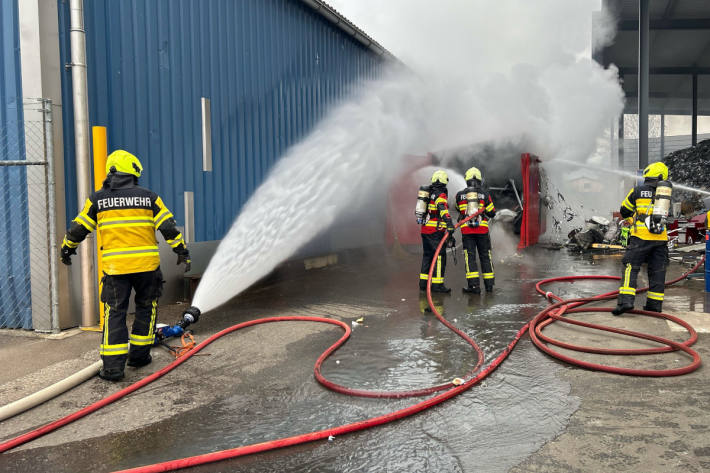 Der Brand im Container ist vermutliche auf eine explodierte eine Spraydose zurückzuführen.