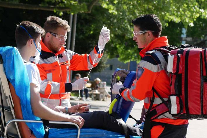 18-Jähriger erlitt in Hohenems bei dem Unfall Verletzungen unbestimmten Grades am Rücken, an der Hüfte und am rechten Bein (Symbolbild)