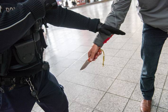 Ein Mann warf in Fürth mit einem Messer nach den Einsatzkräften und verletzte einen Beamten am Kopf (Symbolbild)