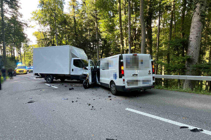 Der Motorradfahrer wurde bei der Kollision zwischen zwei Lieferwagen eingeklemmt.