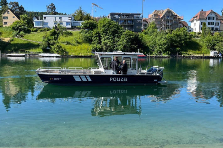 Das neue Polizeischiff unterwegs auf dem Rhein in Schaffhausen.