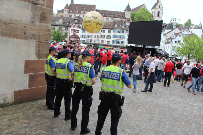 Die Polizei musste in Basel während der 1. Mai Kundgebung die Elisabethenstrasse sperren.(Symbolbild)