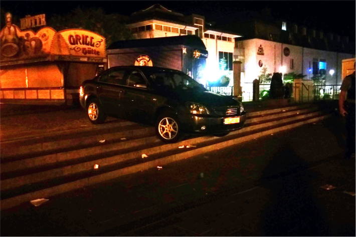 Zweibrücken RP - PKW fährt sich auf Treppe fest