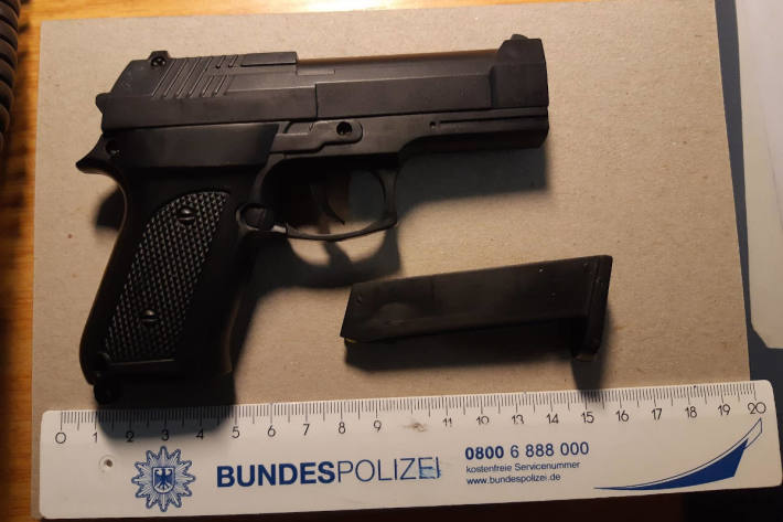 Bundespolizei nimmt Minderjährigen Softair Pistole ab
