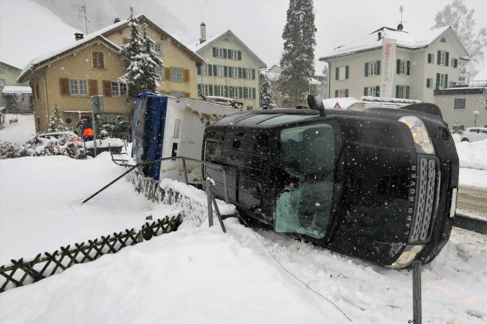 Geländewagen mit Viehanhänger auf der Seite gelandet