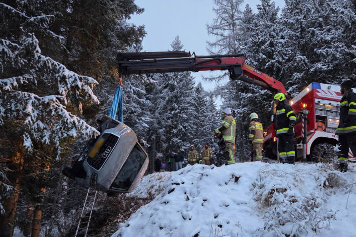 Das Fahrzeug blieb in den Bäumen hängen.