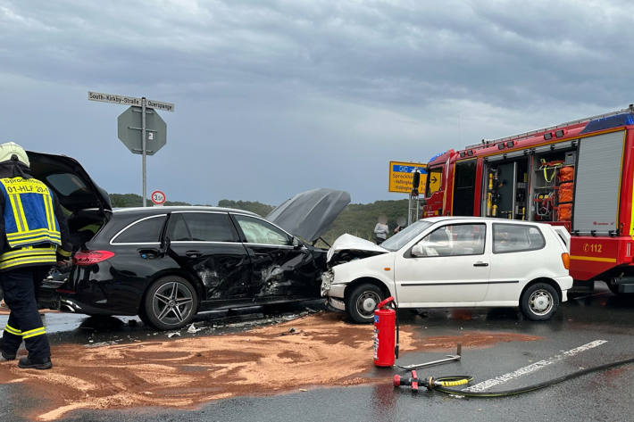Vier Personen, darunter zwei Kinder, wurden verletzt.