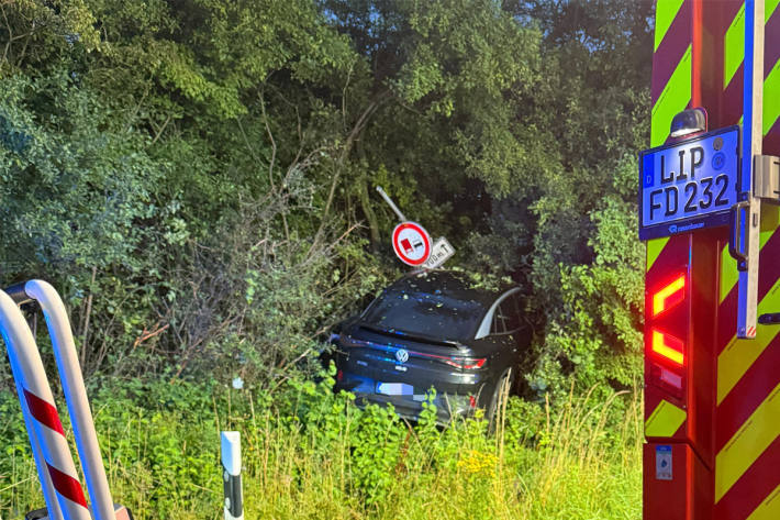 Der Pkw kam von der Fahrbahn ab und kam an einem Wall zu stehen.