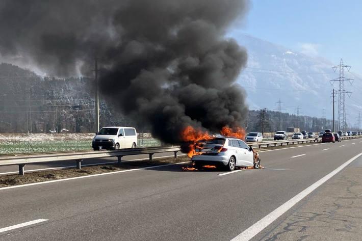 Das Auto fing durch die Kollision Feuer.