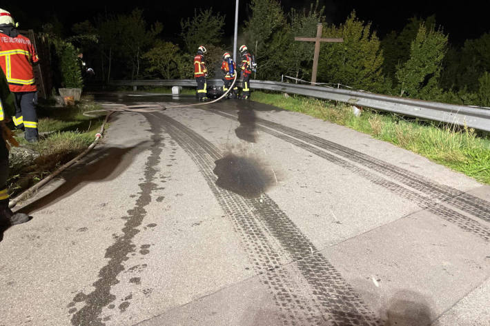 Motorrad nach Selbstunfall in Brand geraten 