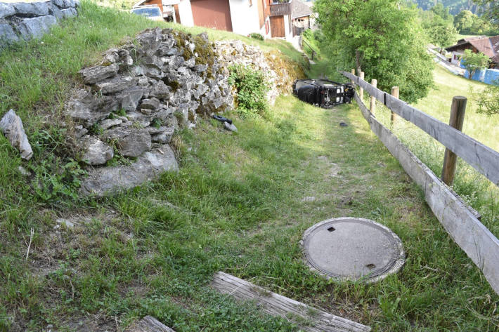 Rollstuhl stürzte über Mauer ab in Fanas GR