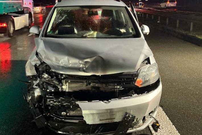 Der Lkw berührte beim Überholen den Pkw, der daraufhin in die Leitplanke prallte.