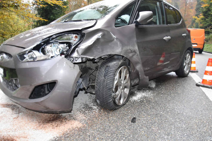 Auto kollidiert mit entgegenkommenden Personenwagen