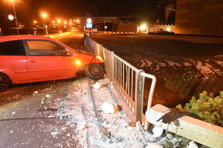 In Mauren prallte ein Auto gegen den Brückenzaun.