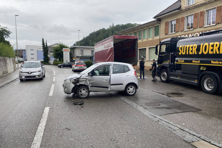 Kollision zwischen zwei Personenwagen in Bubendorf BL