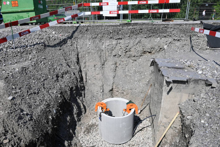 Arbeiter auf Baustelle in Schacht gestürzt