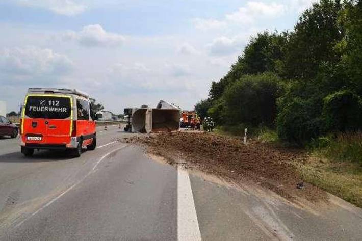 Umgekippter Sattelauflieger auf der BAB1 bei Harburg 