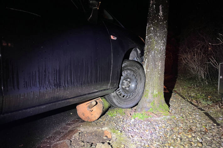 Am Auto sowie am Poller entstand hingegen beträchtlicher Schaden.