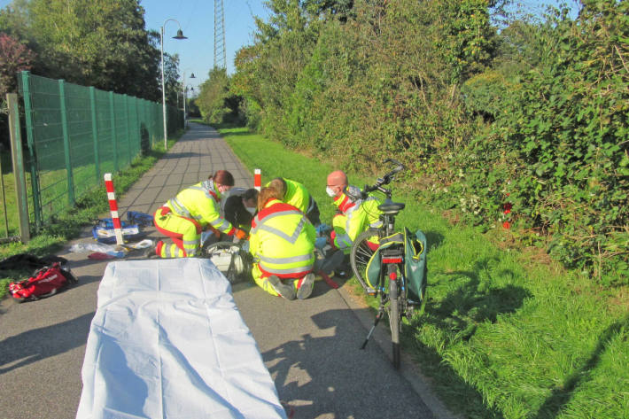 Hund läuft in Radfahrer und verletzt diesen schwer